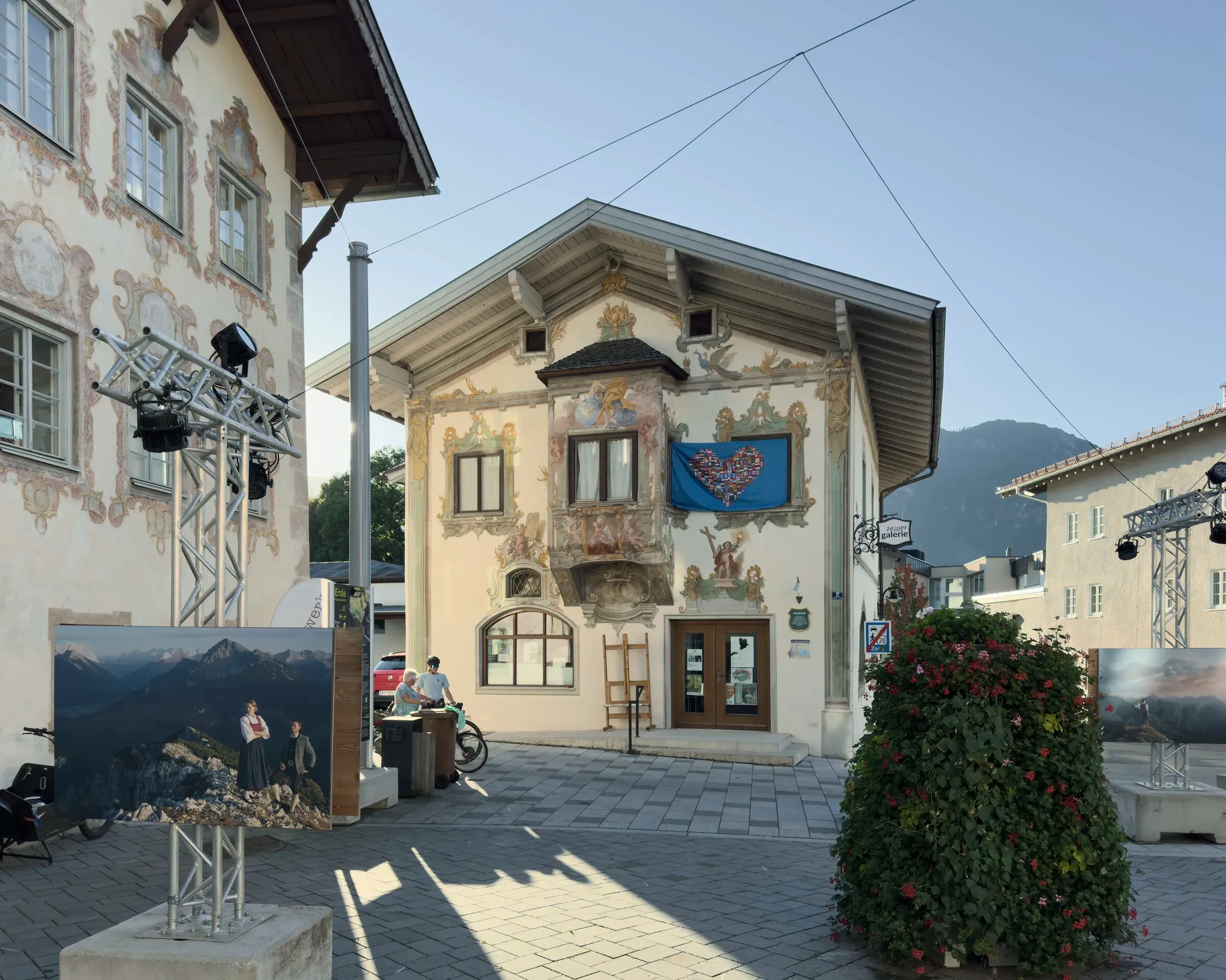 Das bemalte Zeillerhaus in Reutte von der Straße